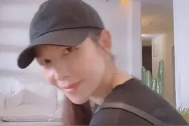 不像三娃辣妈！蔡少芬露脐装跳舞身材抢镜，47岁耍酷卖萌超少女图片