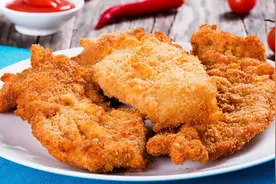 街边的炸鸡排凭啥10元1份，还送饮料？离职员工说出其中“猫腻”图片