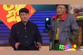 这才是春晚小品，赵四赵本山同台堪称笑点轰炸机，观众捧腹大笑图片