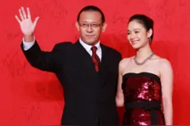 看完姜文的老婆，再看姜武的老婆，网友：兄弟俩差距一目了然图片