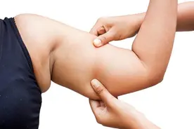 手臂赘肉怎么减，这几个动作，赶紧记下来图片