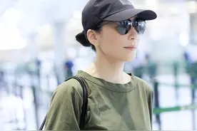 俞飞鸿的机场穿搭真显年轻，“上松下紧”像个博主，70后女人学学图片