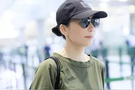 俞飞鸿的机场穿搭真显年轻，“上松下紧”像个博主，70后女人学学图片