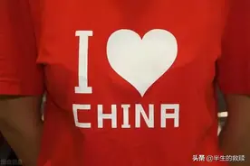 如何看待今社会“月薪三千的在谈论爱国，年薪百万的在周游列国”图片