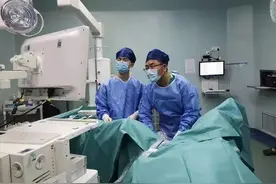 险！19岁小伙体内塞入30颗磁性钢珠，不切膀胱龙医10分钟取出图片