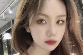 小说：我帮美女同事换灯泡，她意味深长地看着我：天已经快黑了图片