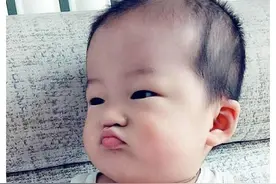 2岁儿子总撅“金鱼嘴”，妈妈还夸可爱，奶奶却抱起宝宝直奔医院图片