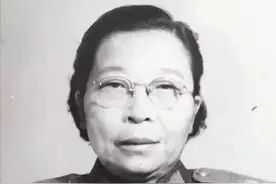 1955年，开国女少将回老家探亲，遇上家暴的前夫，她作何反应？图片