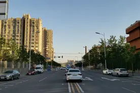 地下车库7年没开，地上停车满满当当图片