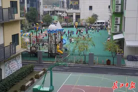 “家门口就有好学校，打心眼里高兴”，全职妈妈送两个孩子上学只要10分钟图片