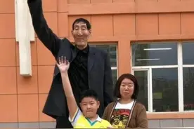 身高2米36的巨人鲍喜顺，儿子10岁已1米6，老婆还想要二胎图片