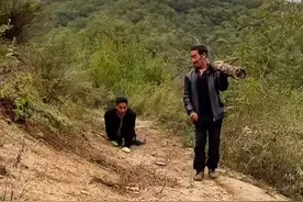 河南弃婴双腿残疾，爬行30年，却靠养殖场赚钱，为养父盖新房图片