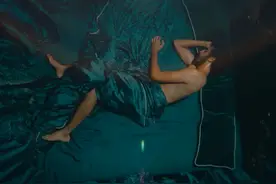 人菜瘾大，抵不住领主夫人诱惑，还被女友在妓院捉现行图片