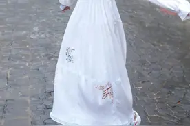 最近火了一种穿法叫“九分裙+小白鞋”，时髦又高级，照穿准美图片