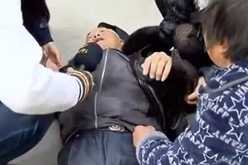 争夺父亲50万遗产，爷爷将孙子打到头破血流，不留情面！纪录片图片