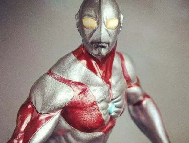 网友晒肌肉奥特曼手办，有这腱子肉打怪兽还用亮灯？