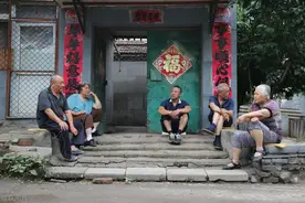 西安青年夫妇赡养三位老人，丈夫：“我媳妇是他们的养女”图片