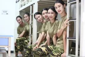 十年前军训了三天，至今我仍然在顺拐图片