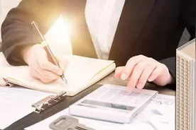 别乱签字！购房合同讲究多，交完钱房子也不一定是你的图片