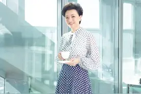 杨澜的时尚秘诀，长裙美得温柔大方，西装裤干练优雅百搭图片