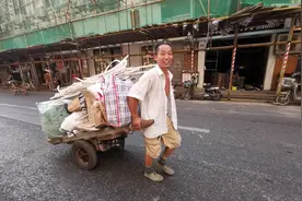 武汉50岁收废品大叔捡到41万元，面对巨额现金，做出了这样的决定图片