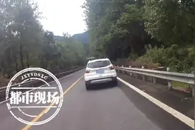 江西：太危险！女子开车忘带车钥匙，竟然在高速上随意停车图片