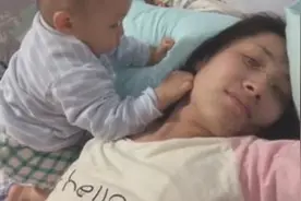 宝宝“盘妈妈”才能睡着，是“隐性饥饿”的需求，想要改正并不难图片