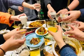 酒桌轮到你敬酒，别傻坐着不知道说啥，记住这套敬酒词就足够了图片