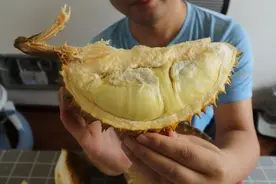 败家老婆花68元买一个榴莲，回家烤着吃，隔着屏幕就能闻到味道图片