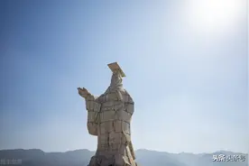 秦始皇名叫嬴政，秦王朝的开国皇帝，开创了中国的统一时代图片