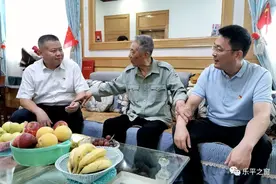 向英雄致敬！俞小平、高翔走访慰问抗战老兵图片