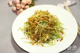 天气热没胃口，西葫芦拿来凉拌最开胃，我家一周吃三次，好吃不腻图片