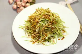 天气热没胃口，西葫芦拿来凉拌最开胃，我家一周吃三次，好吃不腻图片