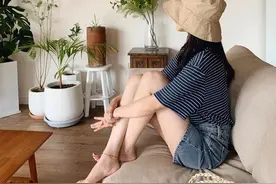 下雨穿什么？短裤了解一下，教你7套“雨季穿搭”，每一套都好看图片