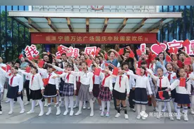 热泪盈眶！这场超燃的“快闪”，献给我们伟大的祖国图片