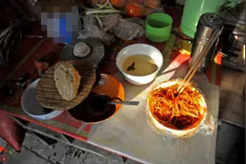 婚后妻子不要我去乡下探父母，我瞒着她回去，推开门后蒙住了图片