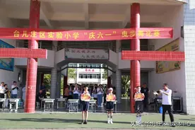 童心摇曳舞动童年——台儿庄区实验小学举行“庆六一”曳步舞比赛图片