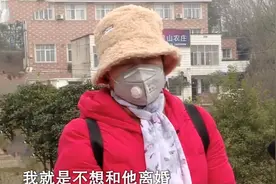 夫妻分居20年，女人再次回到家，发现丈夫居然带着个女人住在家里图片
