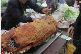 山东70后老兵凌晨2点烤大猪，脆皮大猪金灿灿，一年能赚十多万图片