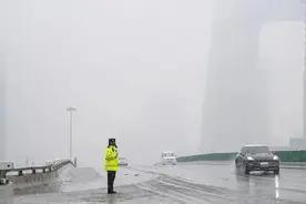 北京初雪成暴雪！探访风雪中最亮丽的“警”色图片