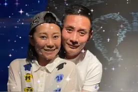 田小洁聚会时搂抱女同学，贴脸合影被指太亲密，现场不见妻子江珊图片