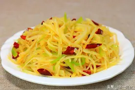 酸辣土豆丝想要做得好吃，切记不要直接下锅炒，厨师长教你如何做图片