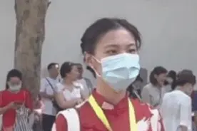 “最美高三班主任”，穿旗袍给学生陪考，却因出色颜值走红全网图片
