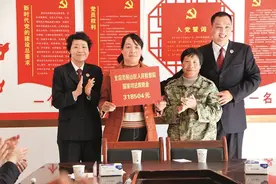 姐妹俩拉板车带“植物人”弟弟求医，158天后，她们迎来一个奇迹图片