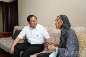 市领导走访慰问老党员和生活困难党员图片
