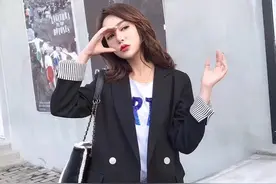 修身小V领西装外套，职场女性最爱的穿搭，你会这样穿吗？图片
