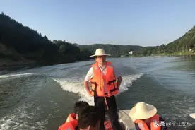 黄伟雄率队巡河 坚决打赢“两战”图片