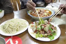 农民晶哥跟拍大货车跑运输过程，第一顿晚餐会吃啥？这价格贵吗？视频封面