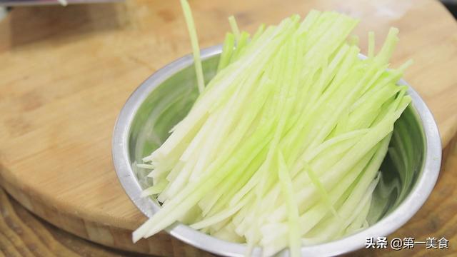 大厨教你水作牛肉丝的家常做法，食材简单，香辣可口，好吃又下饭