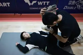 国乒再现争议性训练，男队医把孙颖莎掰成一字马，孙颖莎表情怪异图片